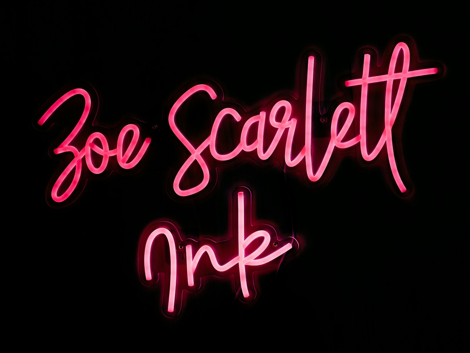 A neon sign that says be scarlett me